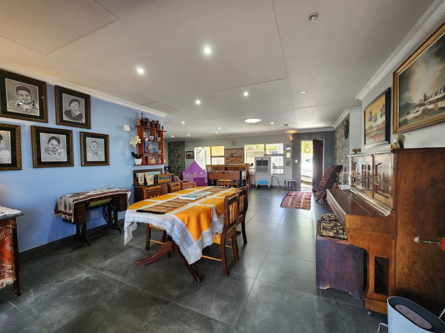 6 Bedroom Property for Sale in Fraaiuitsig Western Cape